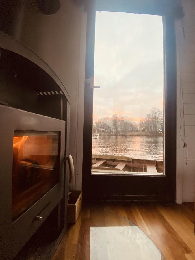 Gemuetliches Hausboot Mit Kamin In Botel Berlim