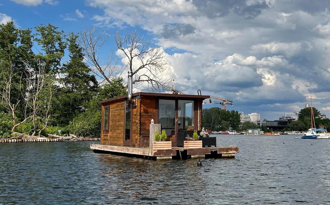 Gemuetliches Hausboot Mit Kamin In Berlim
