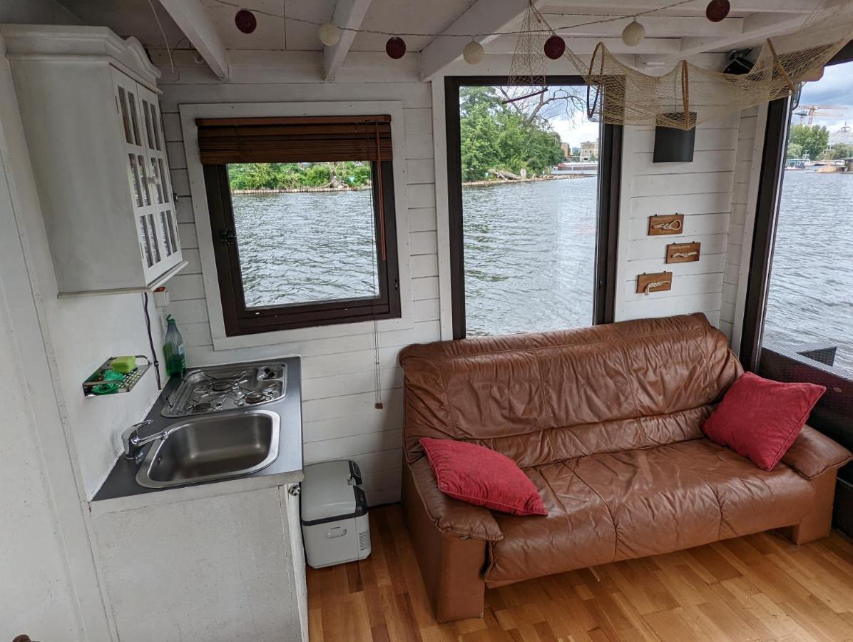 Gemuetliches Hausboot Mit Kamin In Botel Berlim